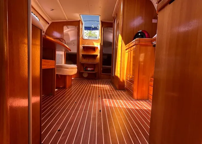 S Y Majeasca Botel *